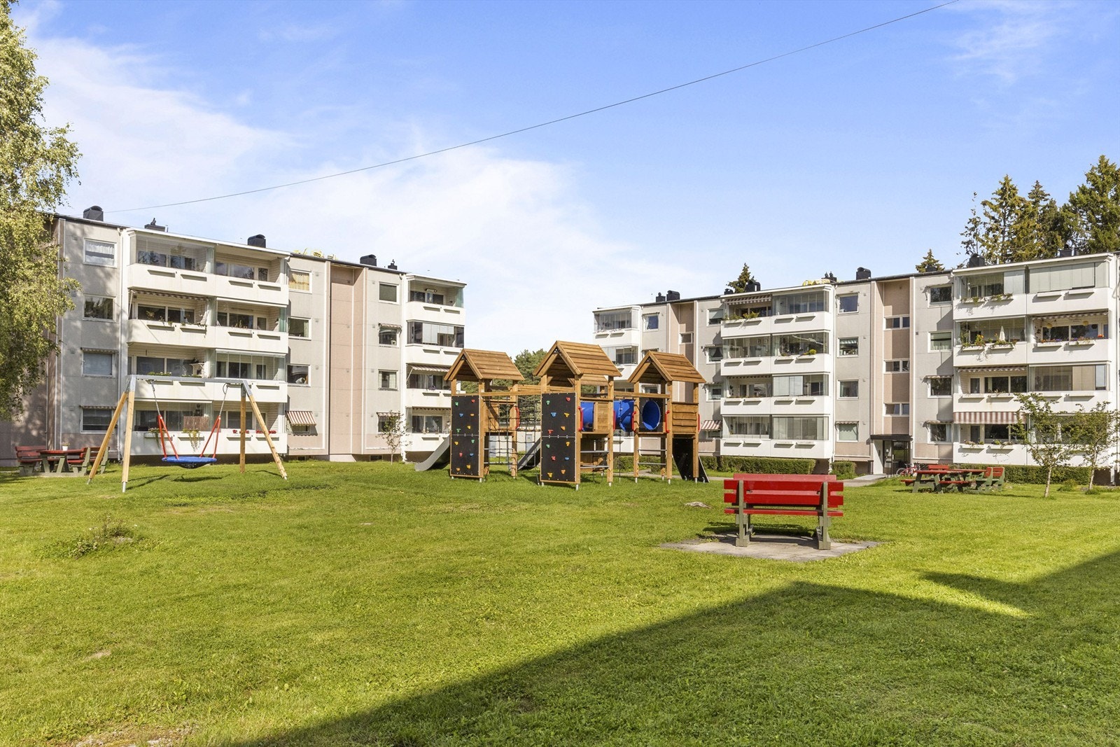 Her kan barna leke seg mens de voksne kan ta en kaffe og skravle med naboen. Egne sittebenker. Galleribilde