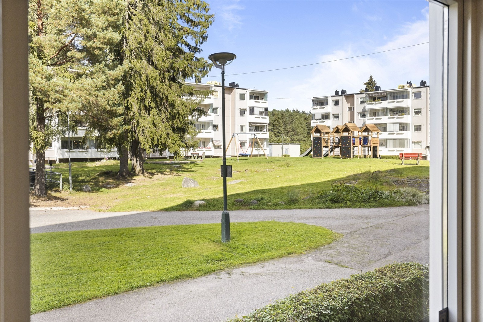 Trivelig utsyn fra soverom mot tunet/ "hestesko 1" og mot ny lekeplass. Galleribilde