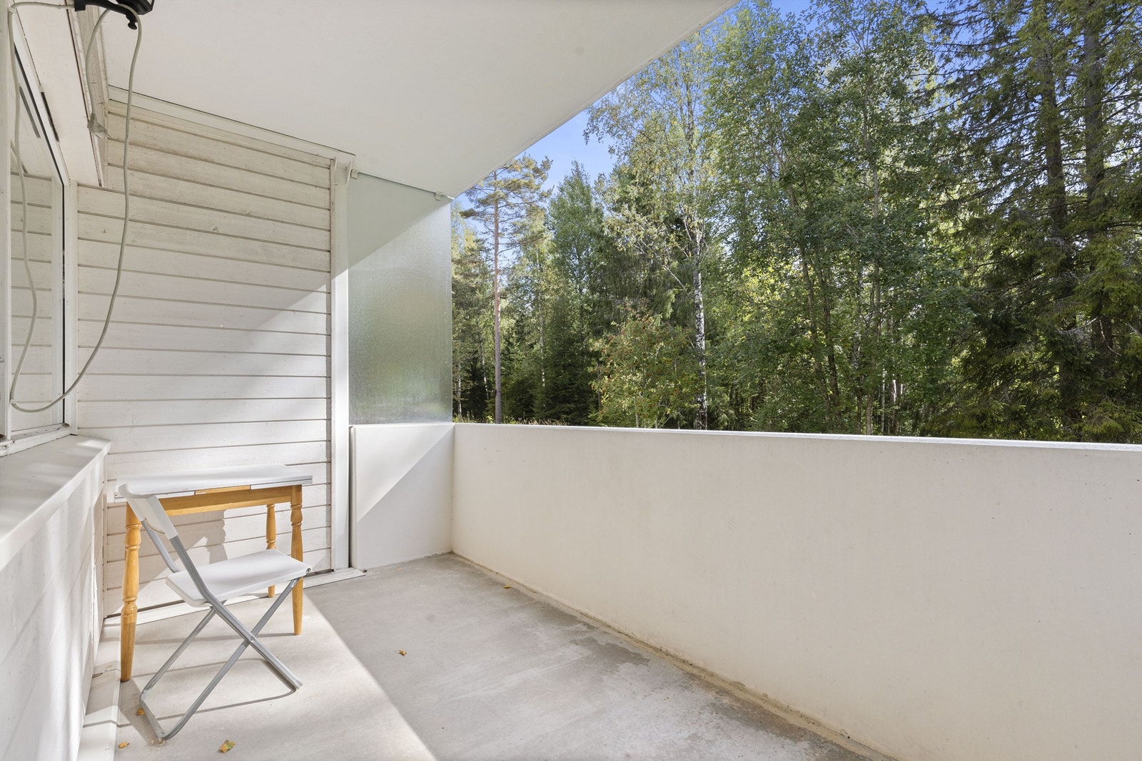 Sydvendt balkong på ca 7 kvm - med hyggelig utsyn mot skogholt. Her kan du se ekorn og fugler. Og fra tid til annen ser du også rådyr spasere forbi. Galleribilde