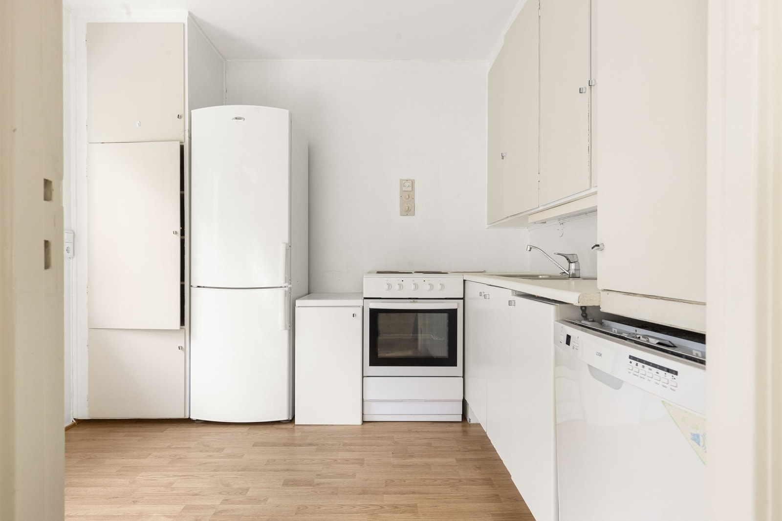 Kjøkkeninnredning med delvis plassbygde benke- og overskap med slette fronter, og benkeplate i laminat med stålvask med ett-greps blandebatteri.
Hvitevarer bestående av kjøl/frys, oppvaskmaskin og komfyr. Galleribilde