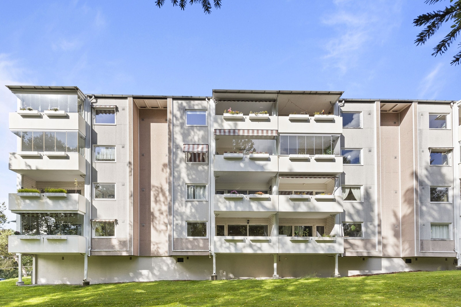 Fasaden sett fra balkongsiden og fra skogholtet. 80 meter unna her, har du inngangen til vakre Østmarka! De populære kunsterboligene ligger rett bak skogholtet, også de beliggende inntil marka. Galleribilde