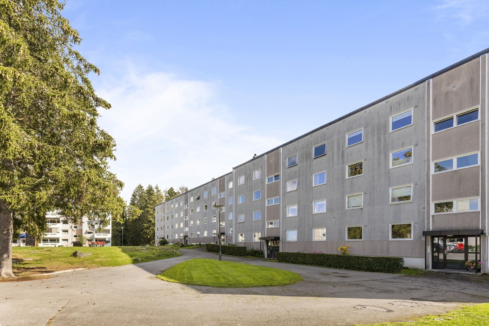 Fasaden/inngangspartiet og store, flotte fellesareler. Galleribilde