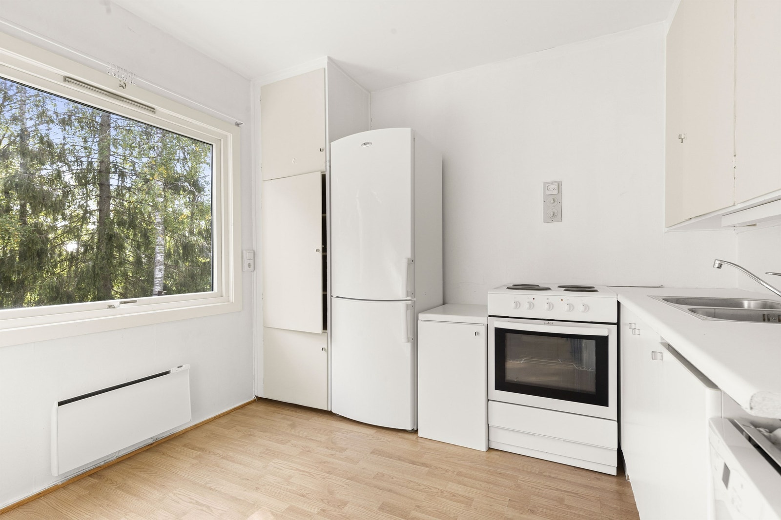 Kjøkken (ukjent alder) - her har du plass til hyggelig liten spiseplass foran vinduet. Galleribilde