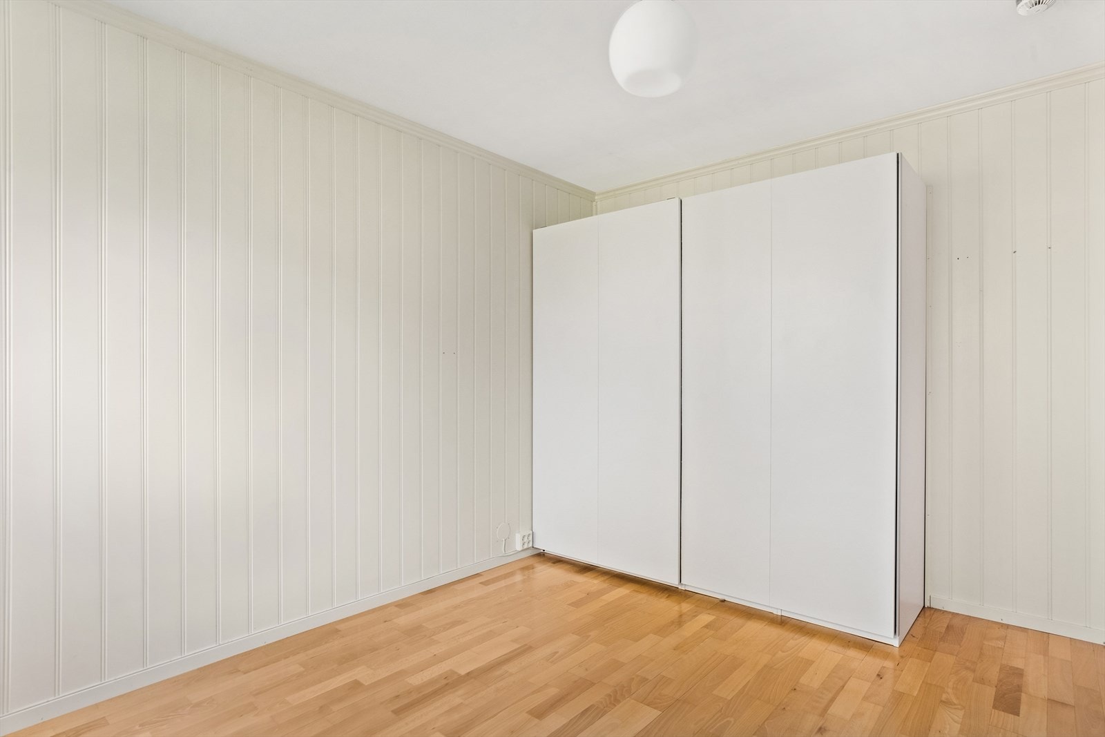Dette soverommet er på 15,8 kvm og har en stor garderobe. Galleribilde