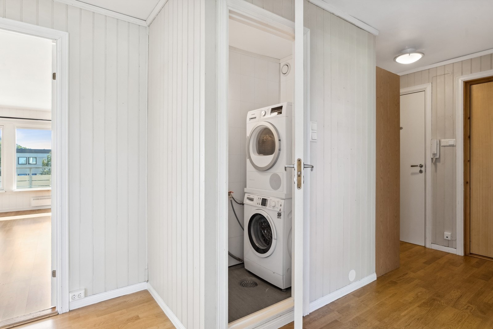 Fra entréen har du også adkomst til et designert vaskerom som gjør at man sparer mye plass på badet. Galleribilde
