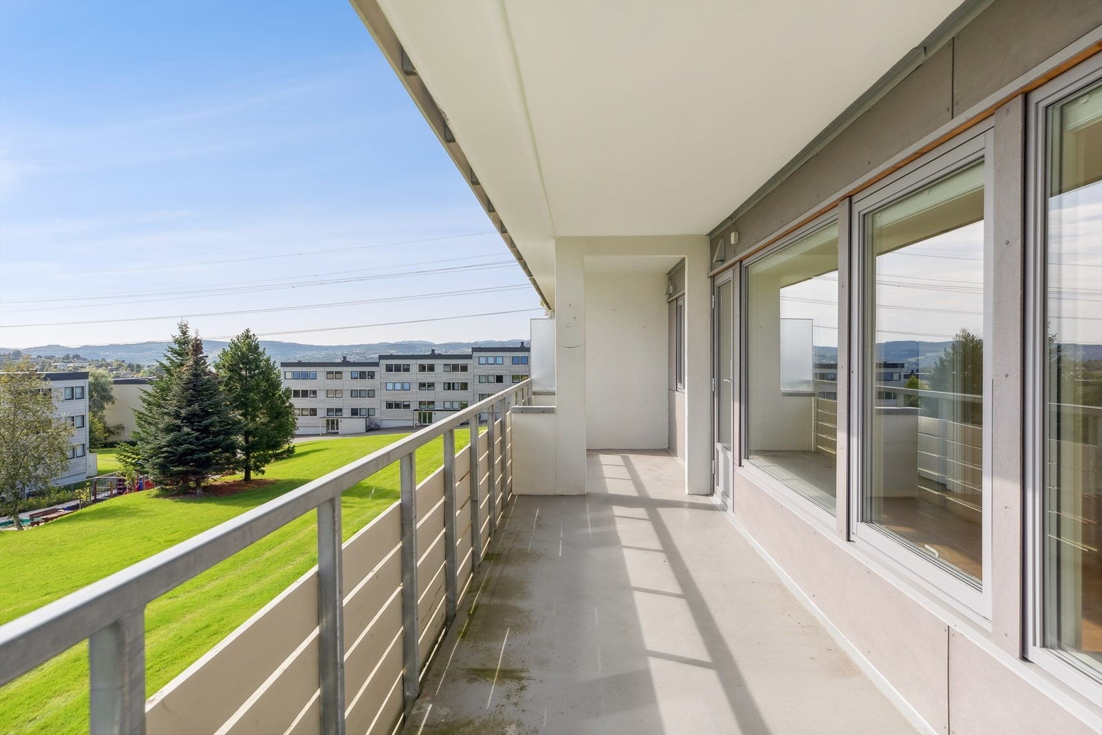 Den er ca. 18 kvm og har overbygg som gjør det hyggelig å sitte ute selv på sommerdager med yr i luften. Galleribilde