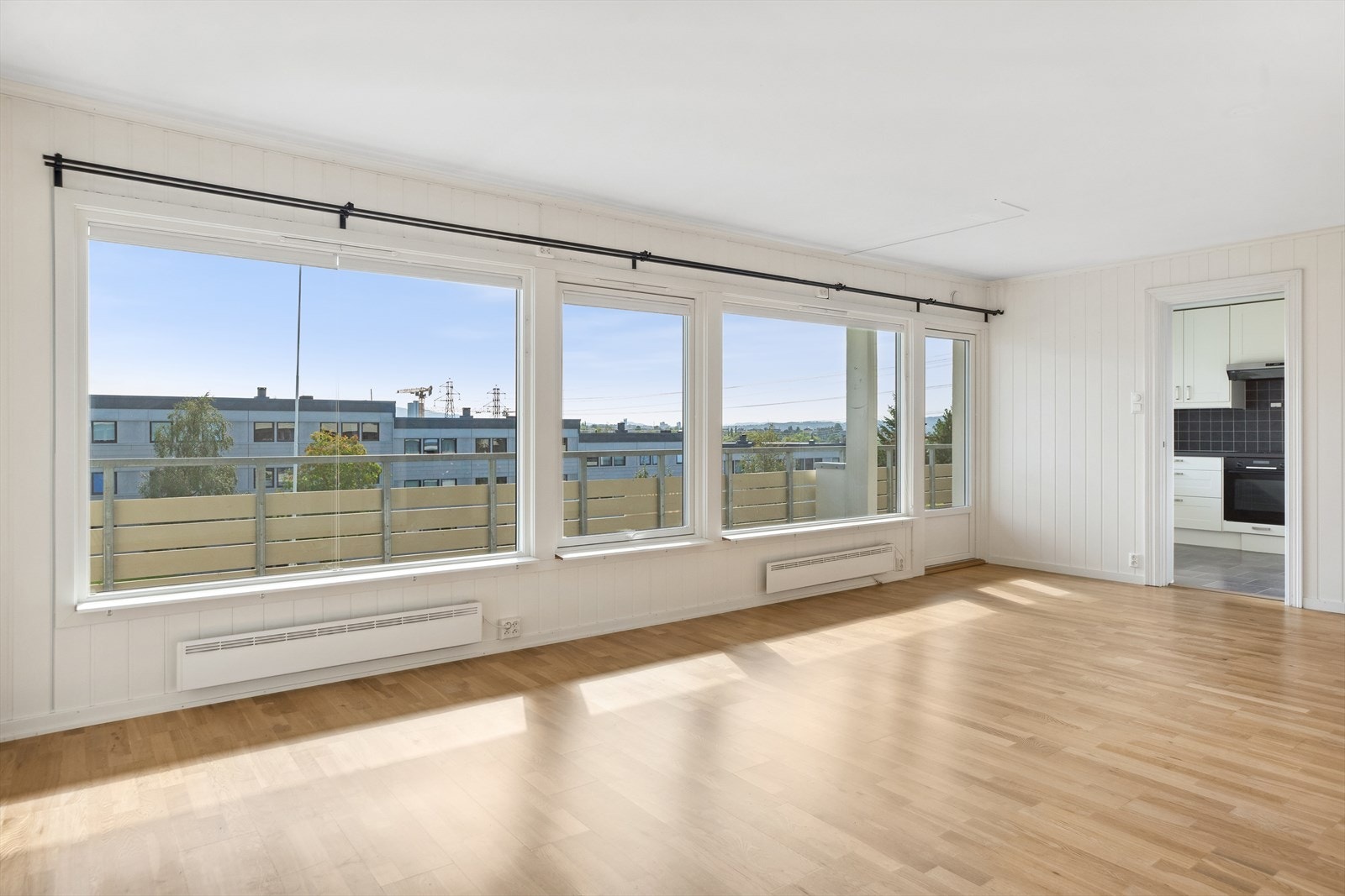 Stuen er på 37 kvm og har store vinduer langs hele fasaden ut mot balkongen. Galleribilde