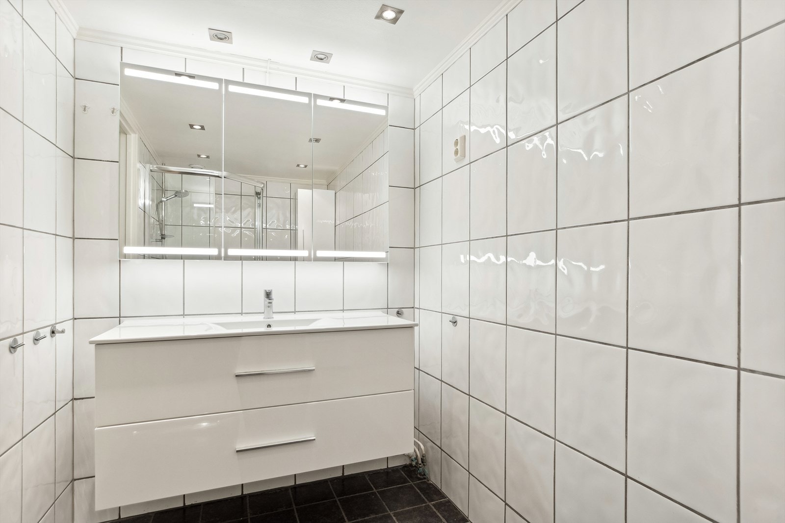 Badet har gulvvarme og hvit innredning med god oppbevaringsplass. Galleribilde