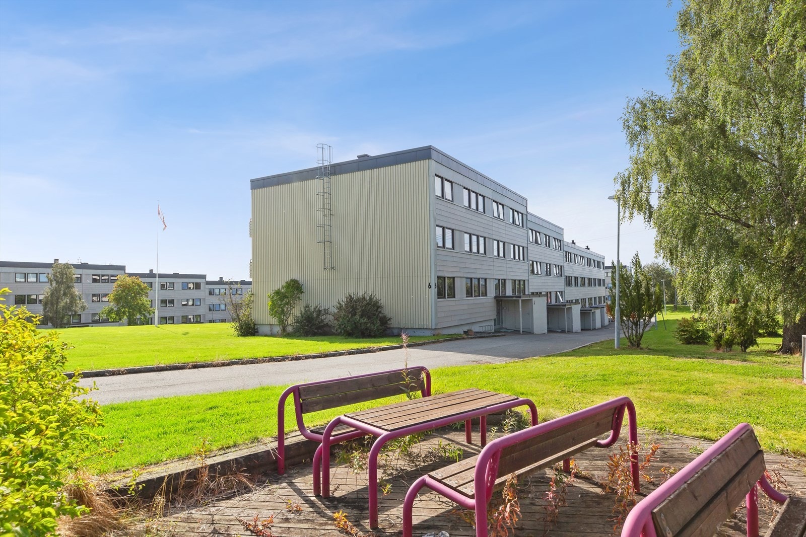 Utenfor leiligheten er det en stor hage som innbyr til lek blant de minste beboerne i borettslaget. Galleribilde