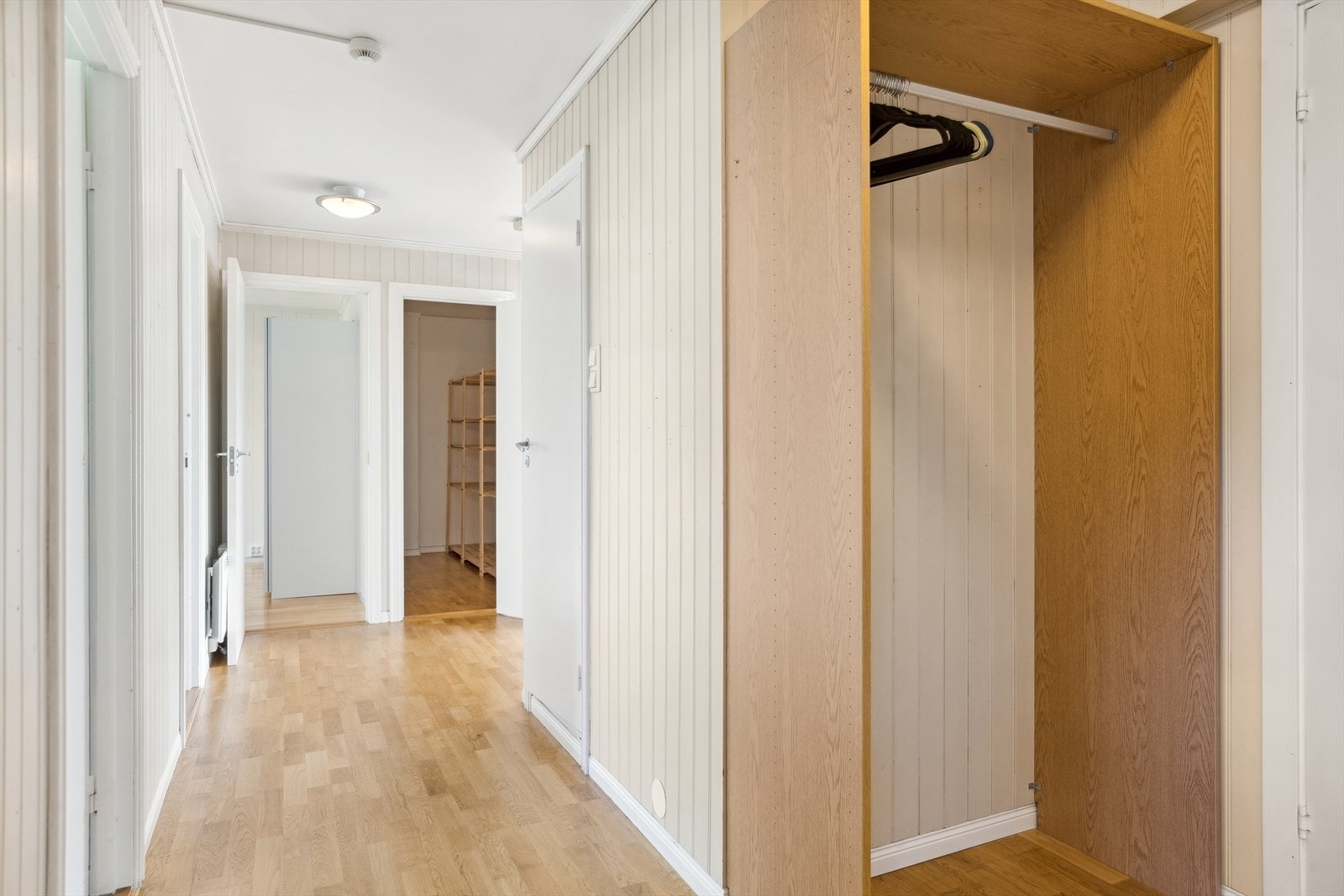 Man har direkte adgang til de fleste rommene i leiligheten fra den luftige entréen. Galleribilde