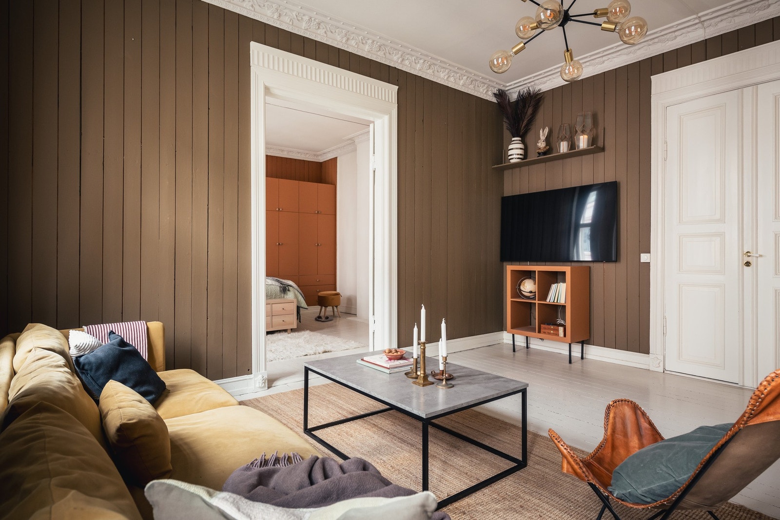 Her er det god plass til både sofagruppe og stuebord, noe som gjør det til et perfekt samlingspunkt for familie og venner. Galleribilde