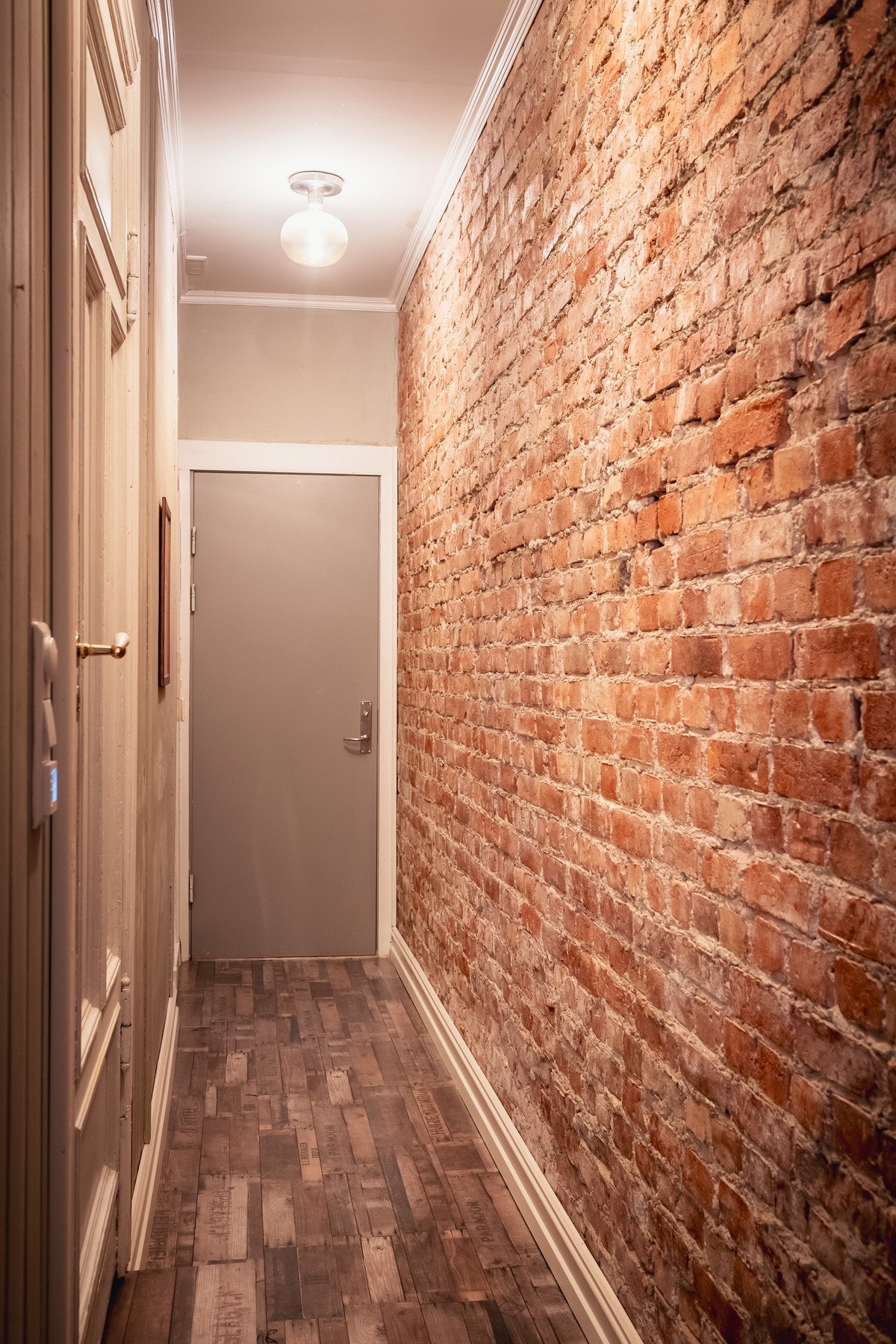 Videre inn i gangen forbi badet finner du både vaskerom og ekstra rom med kontorløsning. Galleribilde