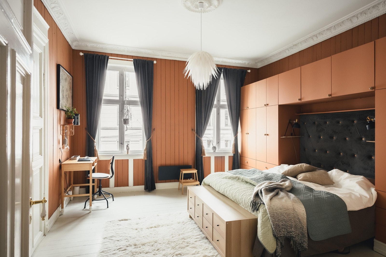 Leiligheten har tre soverom, hvor to av rommene er svært romslige, og det øvrige er praktisk utformet med hems. Galleribilde