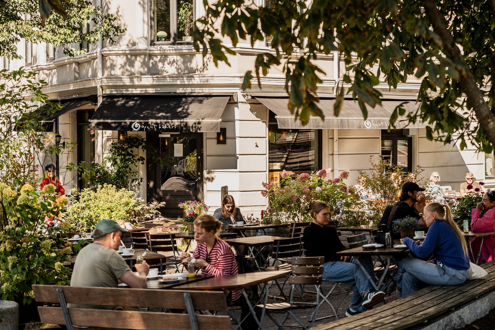 Hos Åpent bakeri i Brageveien 1 A finner du kaffe, brød og bakevarer i et koselig hjørnelokale med uteservering. Galleribilde