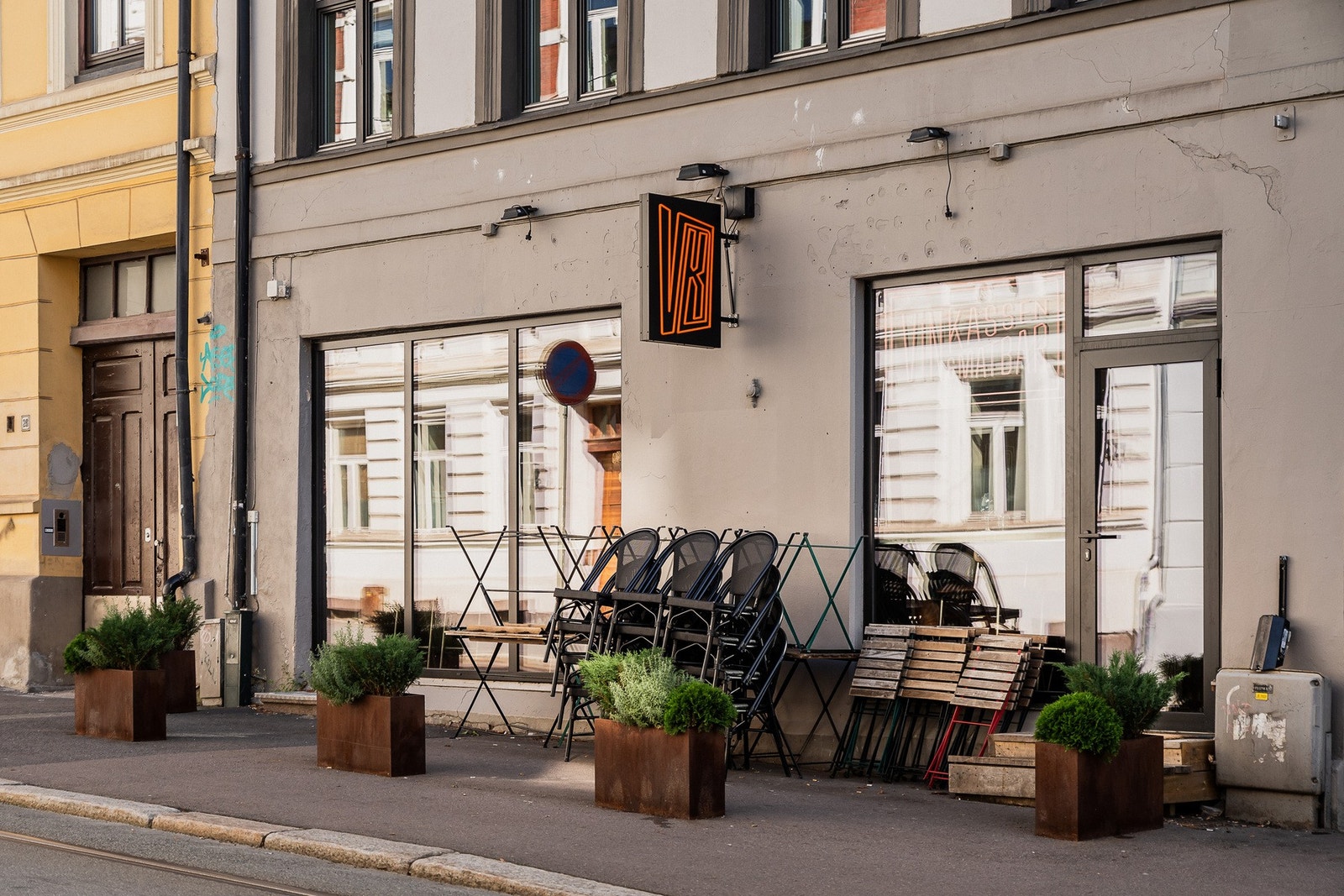 Vinkassen er en lokal vinbar i Thereses gate 28. Her finner du en rik vinmeny og småretter slik som fylte vannbakkels, østers, toasties på surdeigbrød med mer. Galleribilde