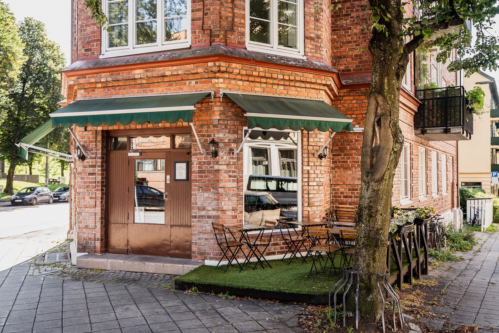 ANSJOSEN i Ullevålsveien 81 er en skikkelig koselig nabolagsrestaurant Rødrutete duker, levende lys og rustikt miljø i et vakkert hjørnelokale. Galleribilde