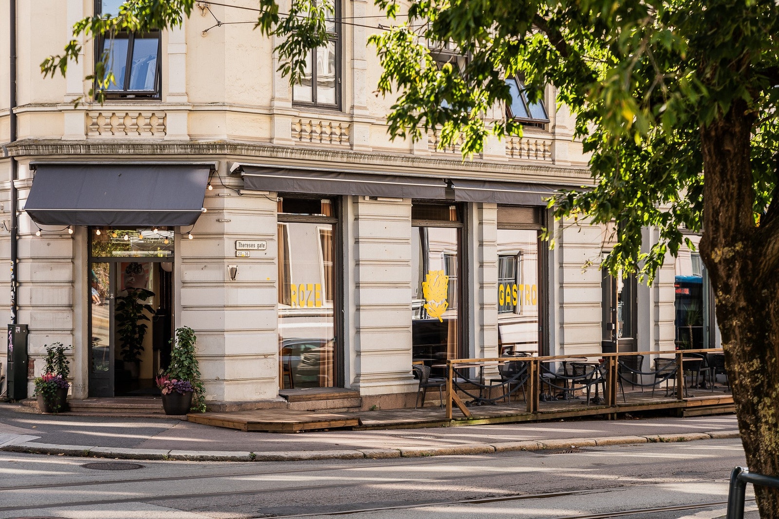 Døren til den nye nabolagsrestauranten ROZE GASTRO står åpen. Her kan du bestille en fast meny på seks retter eller velge enkeltretter fra den spennende menyen. Galleribilde