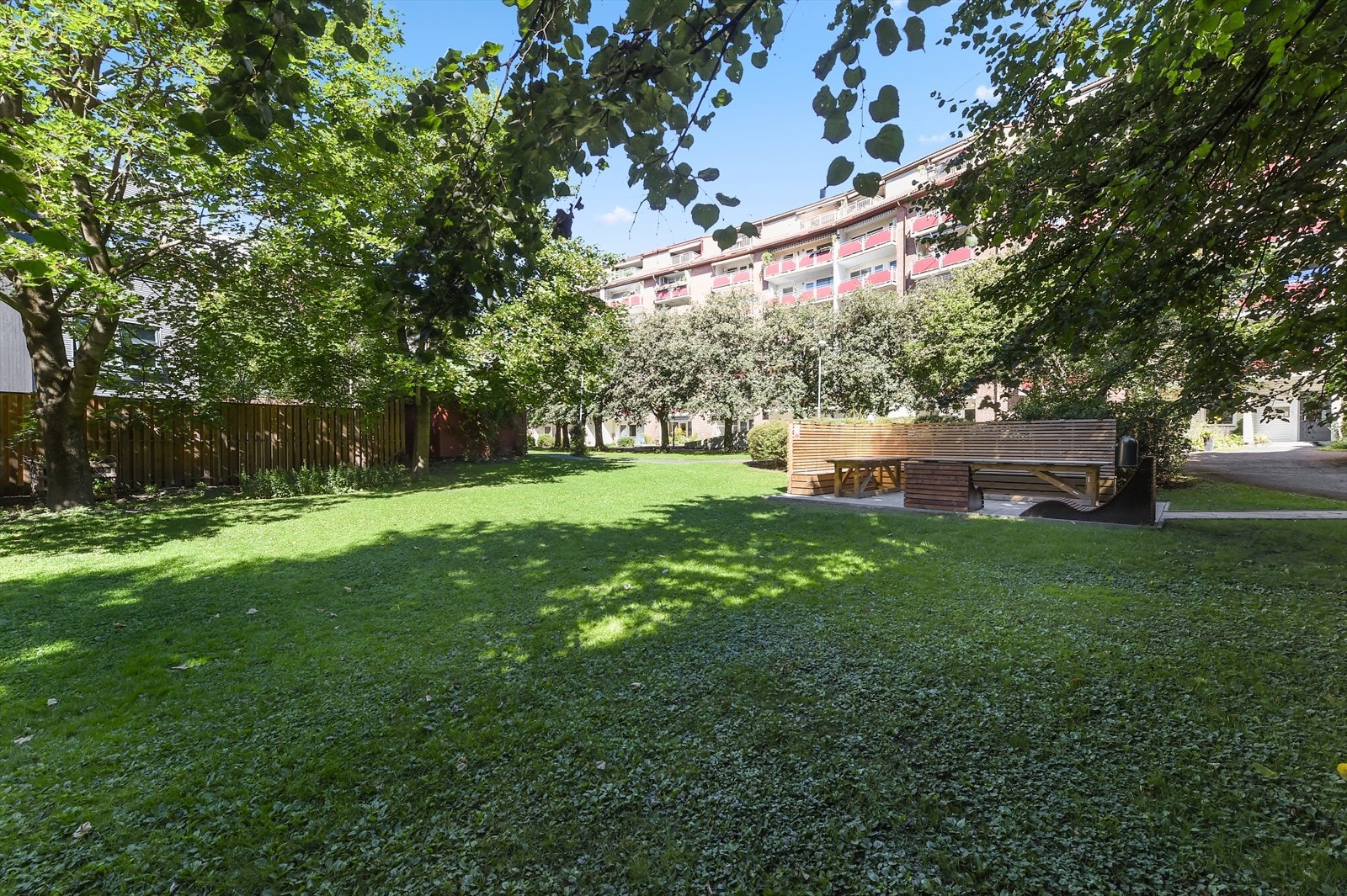 Herlig bakgård med lekeplass, sittegrupper og beplatning Galleribilde