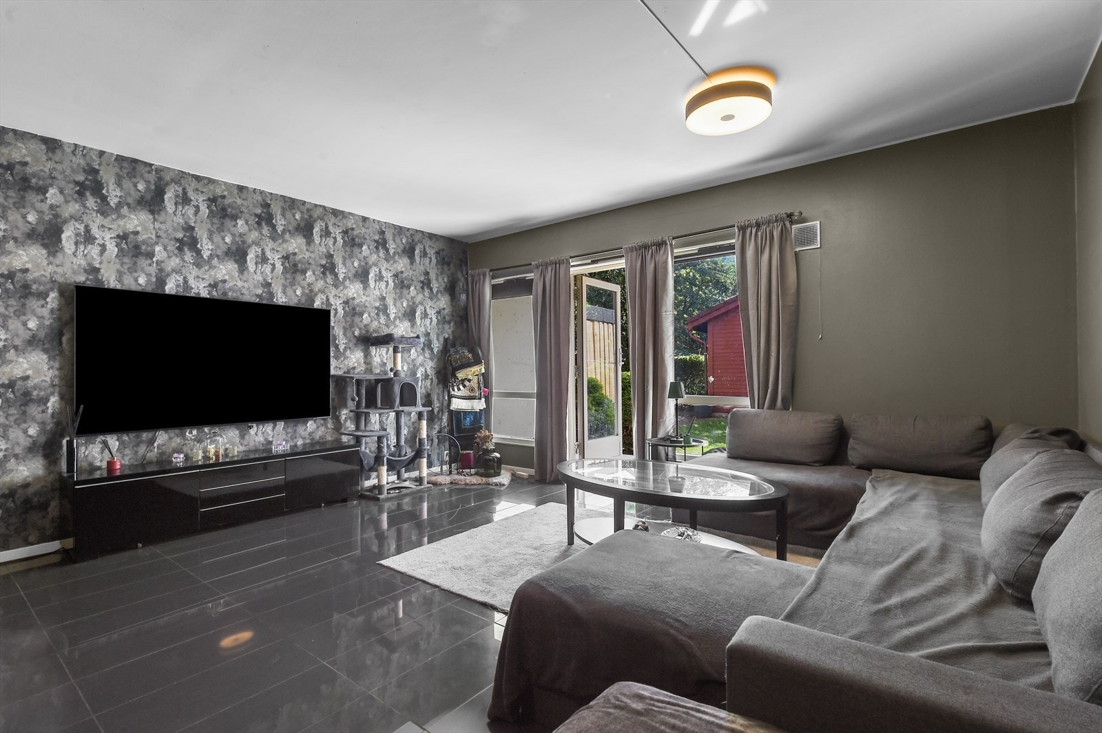 Romslig stue med god plass til ønsket møblement Galleribilde