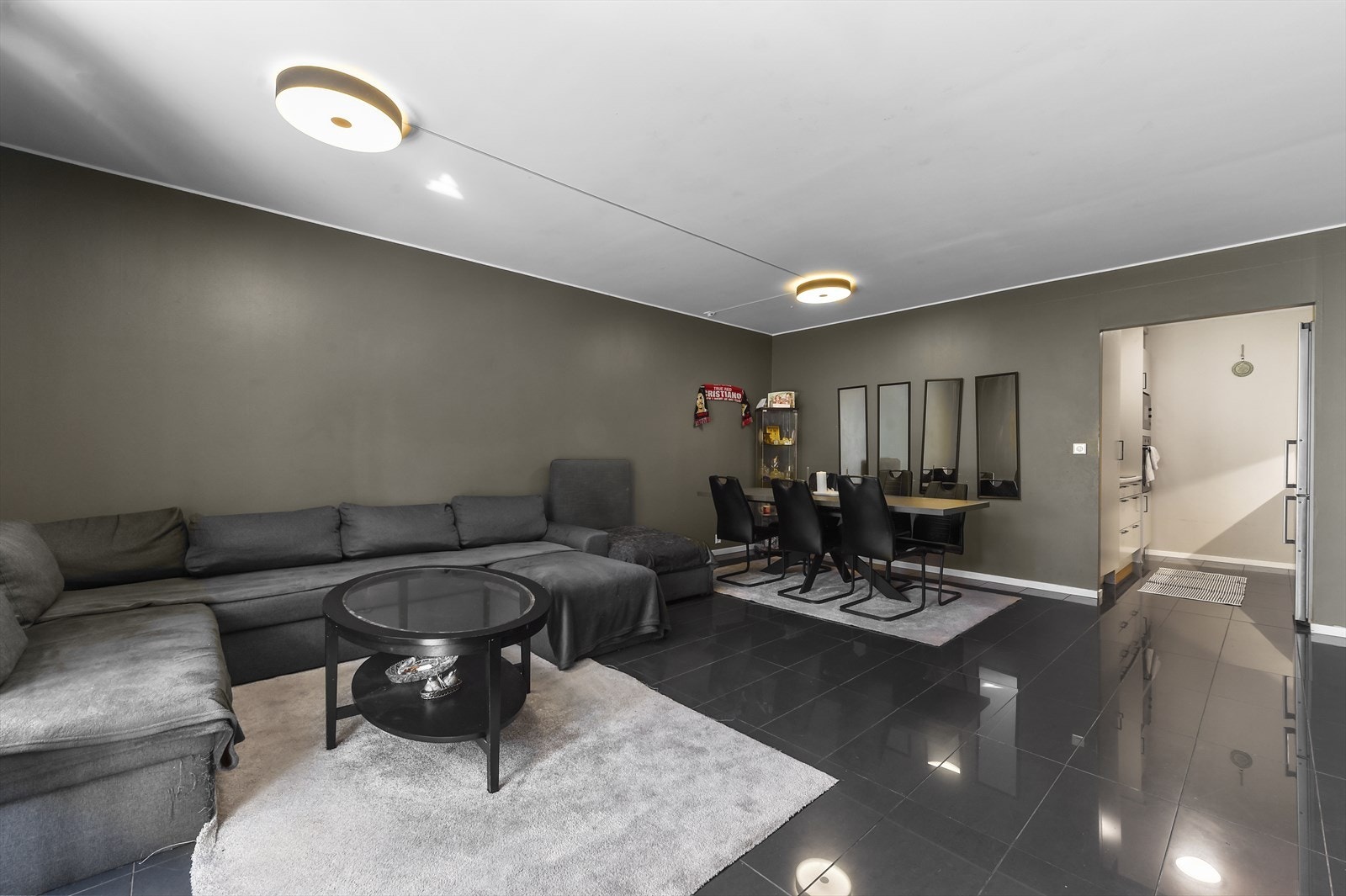 Stuen er flislagt Galleribilde