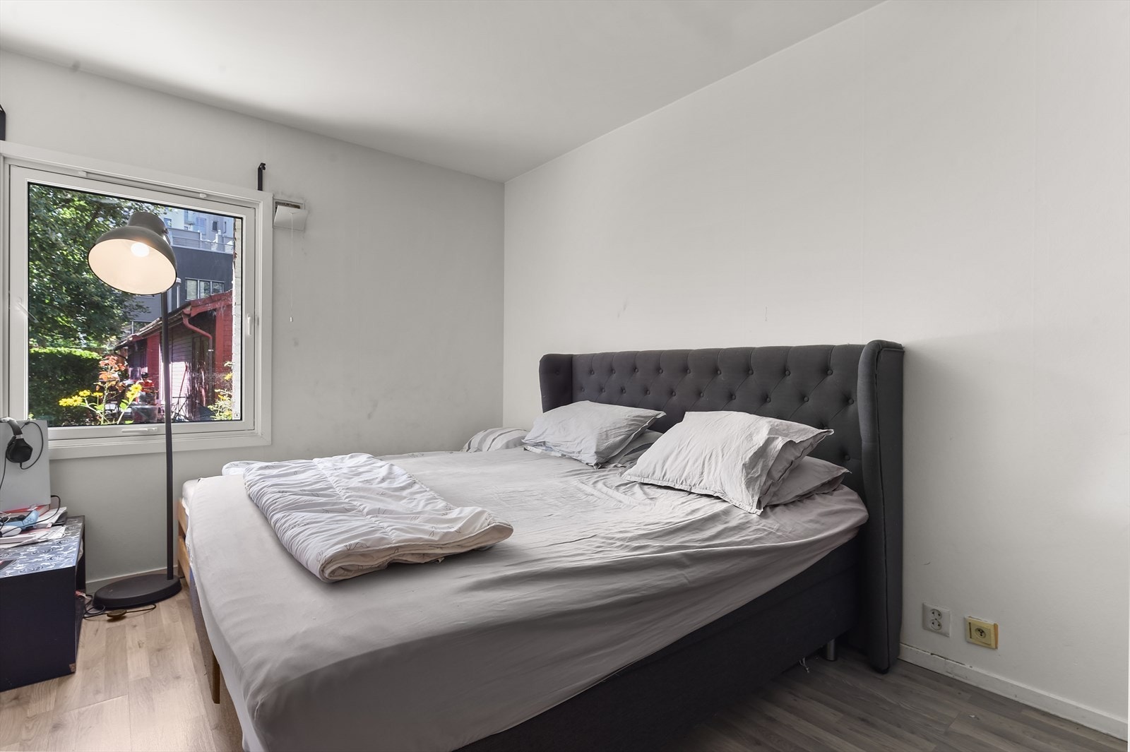 Hovedsoverom med god plass til seng og garderobeskap Galleribilde