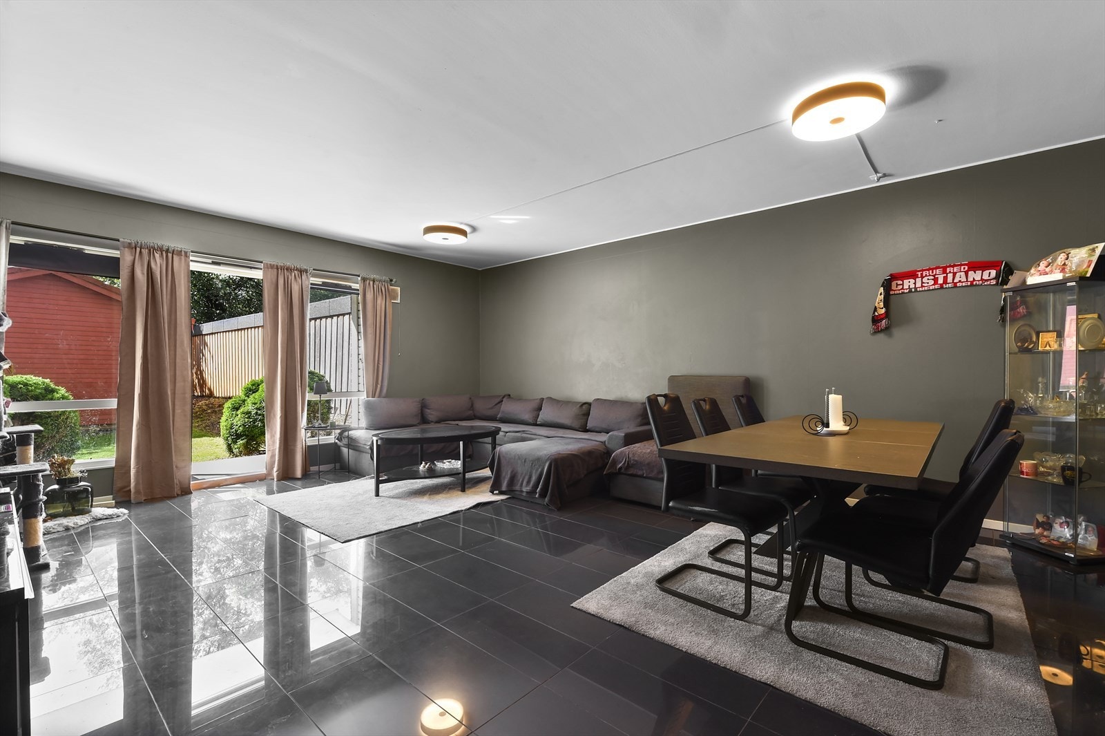 Fra stuen er det direkte utgang til terassen Galleribilde