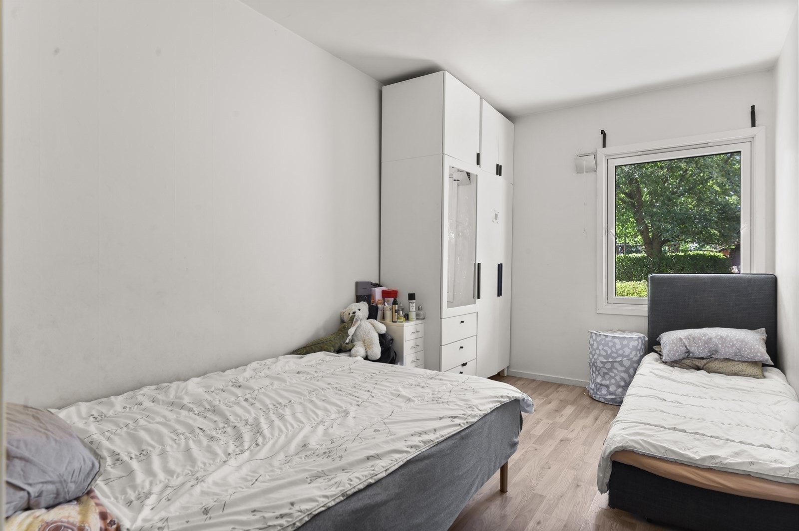 Soverom 2 med god plass til ønsket møblement Galleribilde