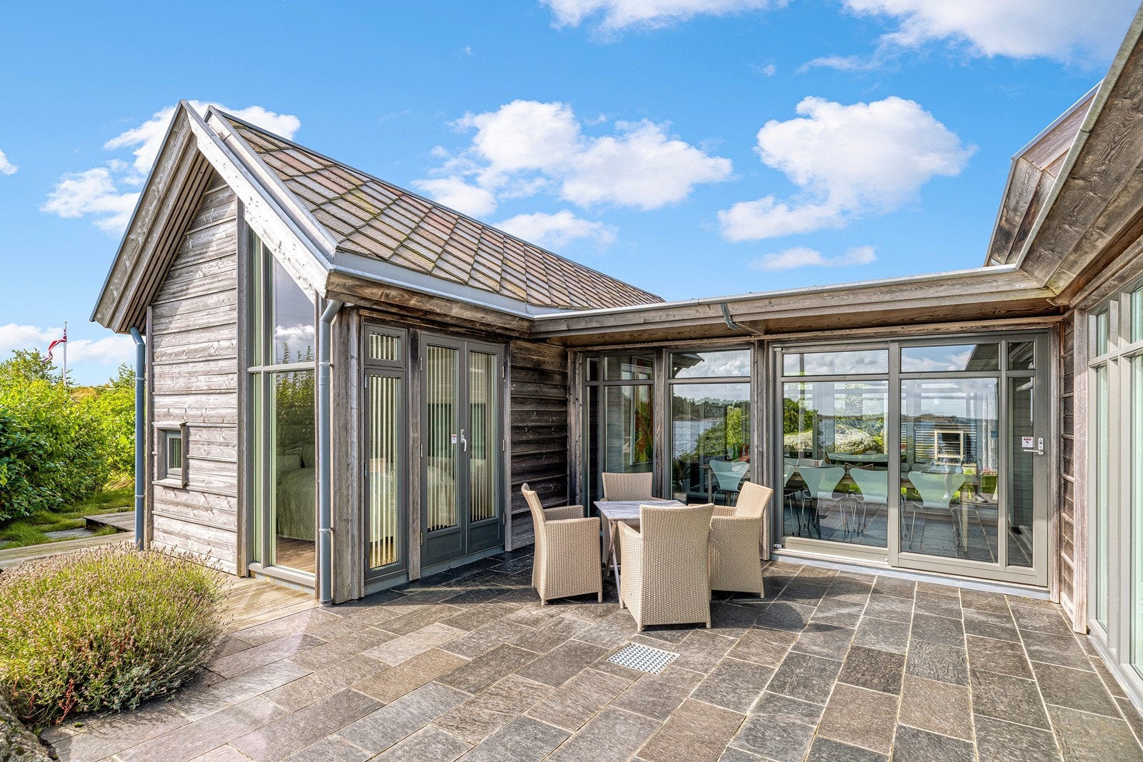 God plass til å innrede med utemøbler, grill og beplantning Galleribilde