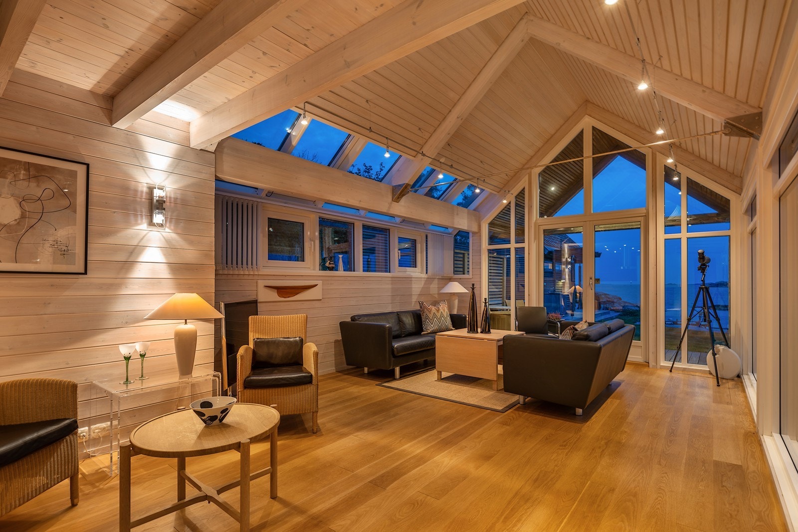 Innbydende åpen stue med kjøkkenløsning Galleribilde