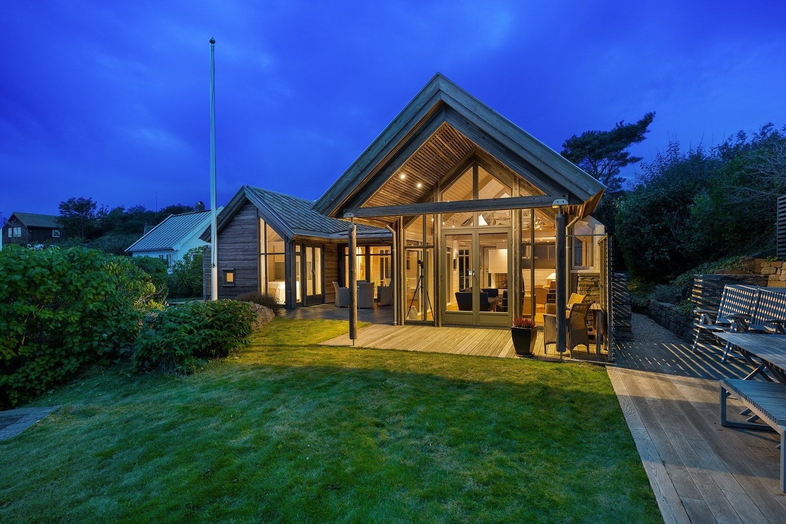 Store vindusflater slipper inn rikelig med lys, og gir en følelse av å være tett på naturen selv når man sitter inne i sofakroken Galleribilde