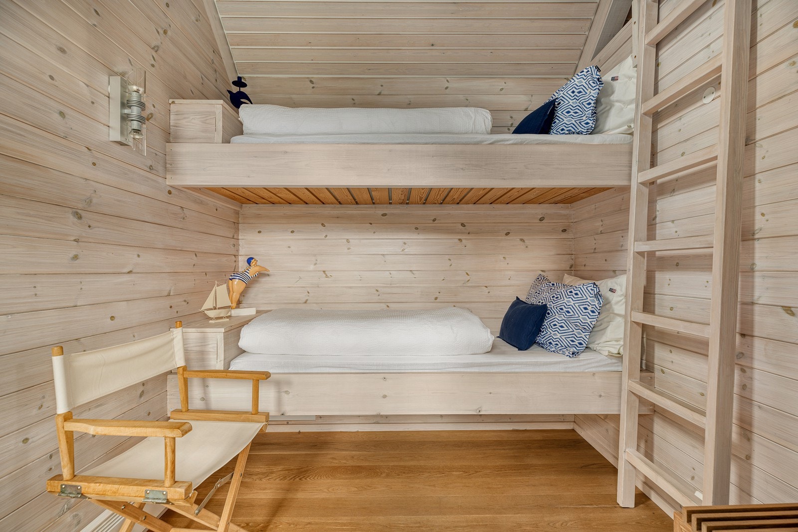 Plassbygde senger for ekstra overnattingsplass til gjester og familie Galleribilde