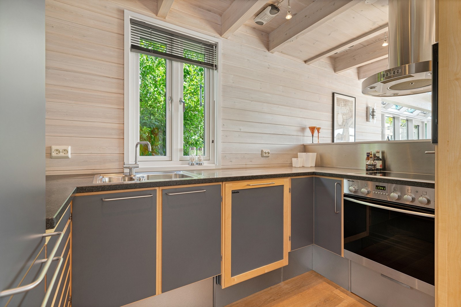 Kjøkkenet er innredet med integrerte hvitevarer Galleribilde