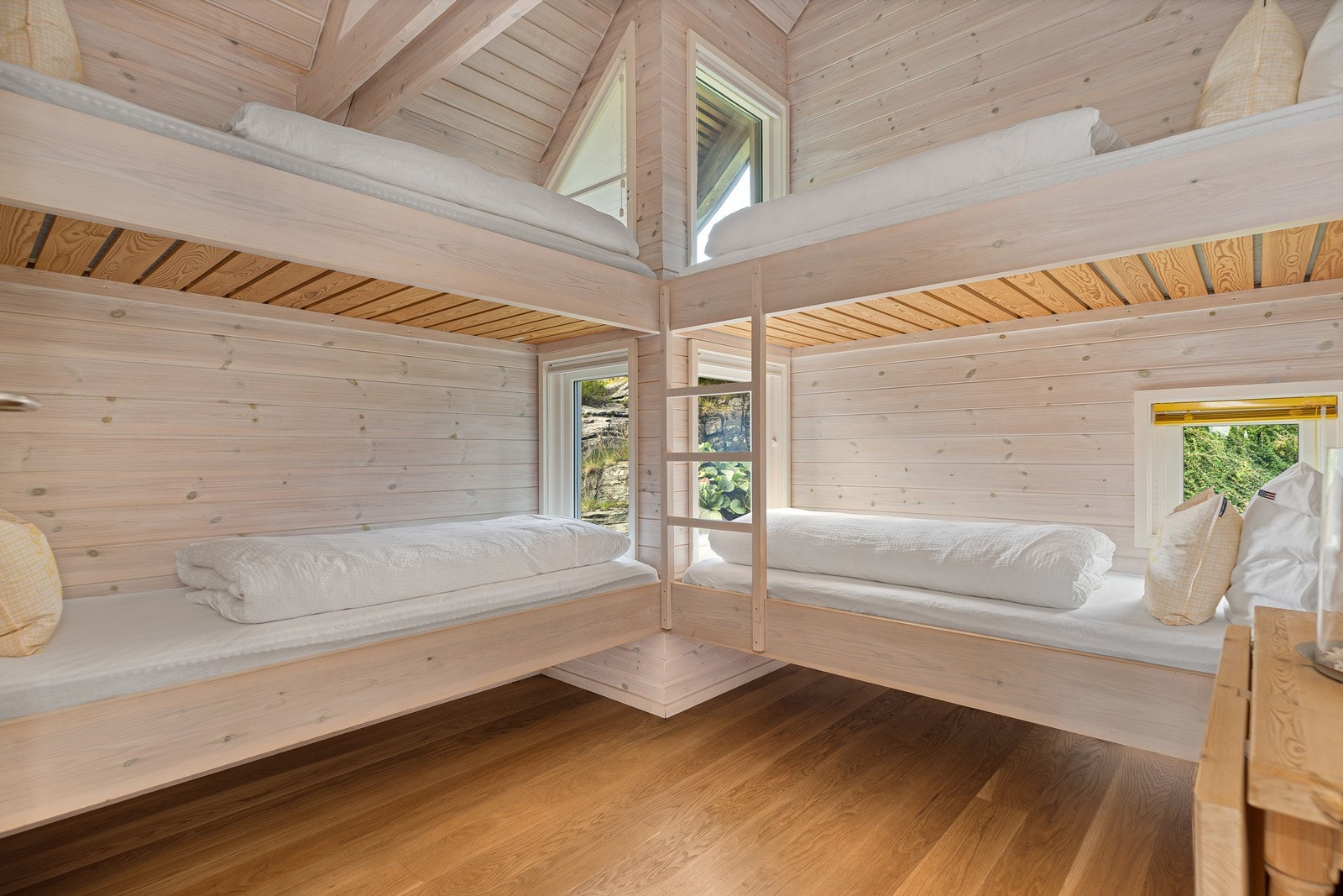 Det andre soverommet har også god takhøyde og er innredet med plassbygde køyesenger Galleribilde