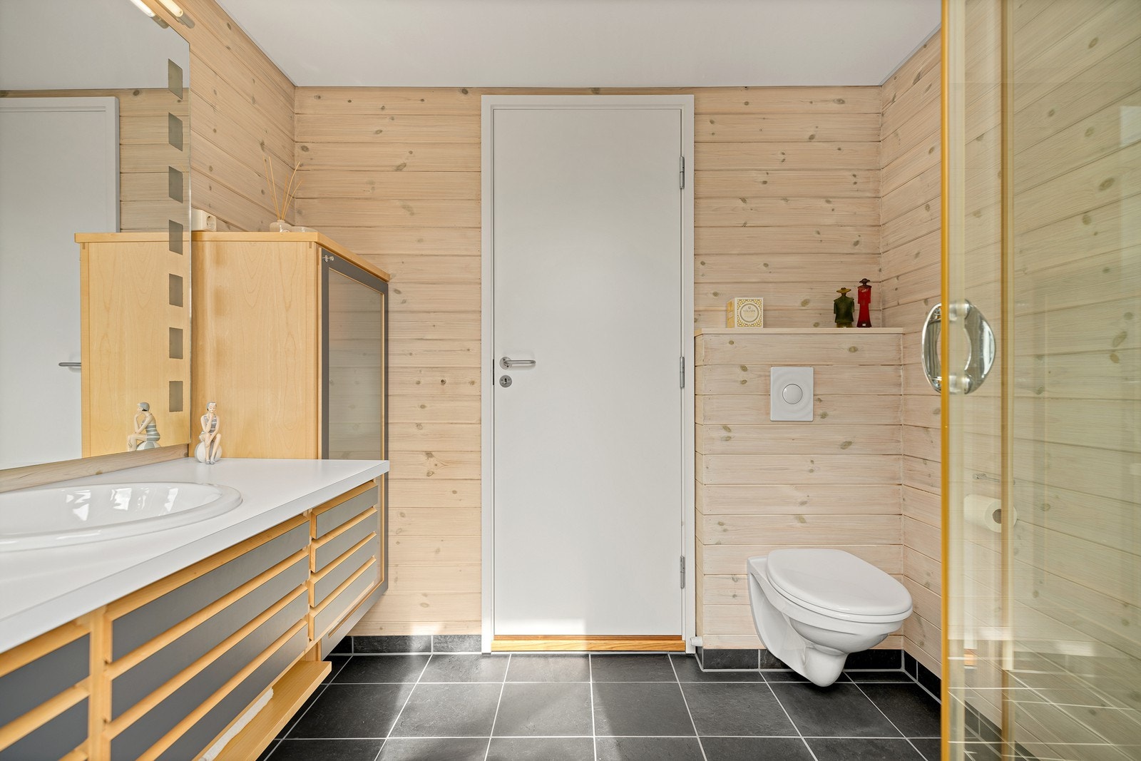 Pent bad med fine detaljer. Skifer på gulv og trepanel på vegger. Varmekabler i gulv Galleribilde