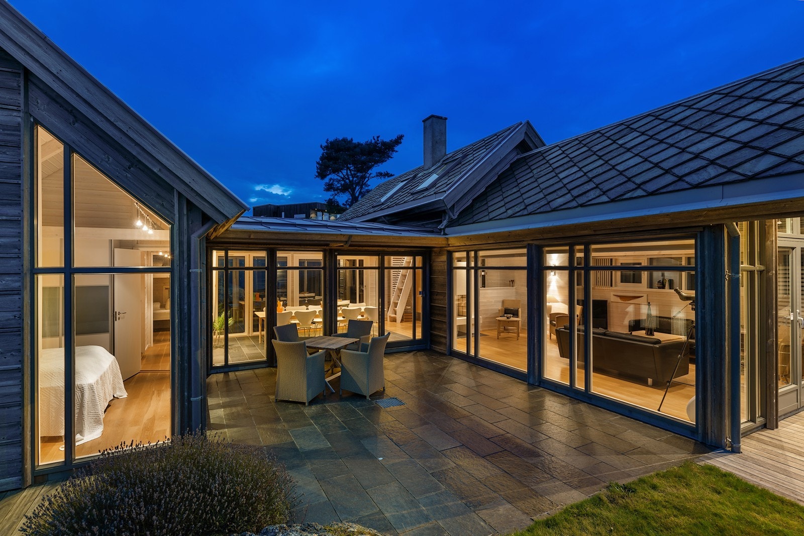 Flere terrassesoner som er perfekt for utendørs måltider og sosiale sammenkomster Galleribilde