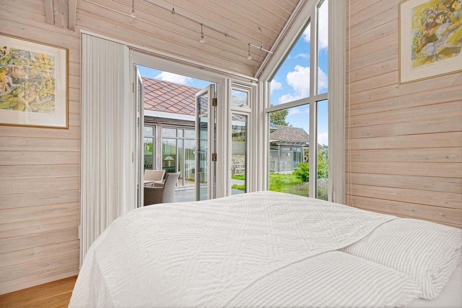 Hovedsoverommet har svært god takhøyde og vindusflater som strekker seg helt opp til taket Galleribilde