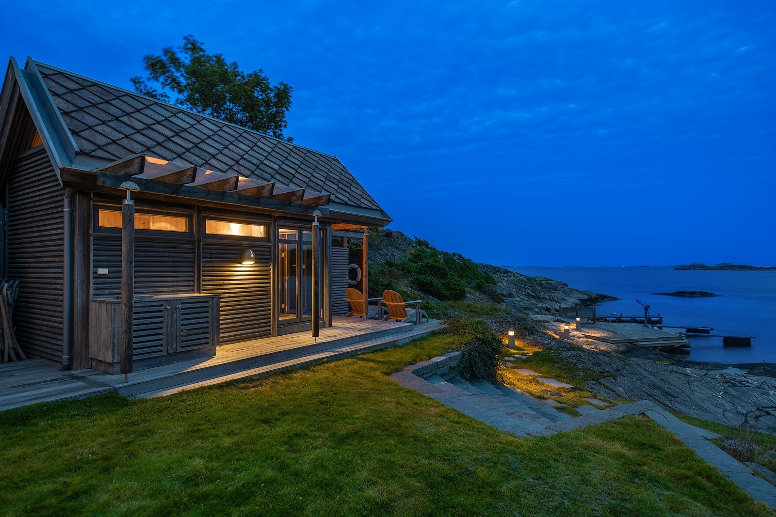 Eiendommen fremstår som svært eksklusiv med flotte natursteinsmurer og trapper som harmonerer med naturen Galleribilde