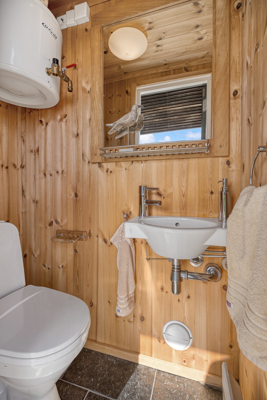 Toalettrom innredet med toalett og servant Galleribilde