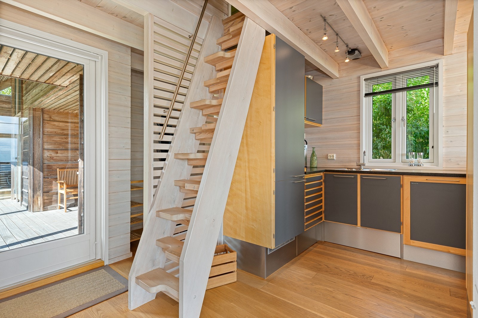 Et moderne kjøkken fra kvalitetsleverandøren Unoform med glatte fronter og laminerte benkeplate Galleribilde