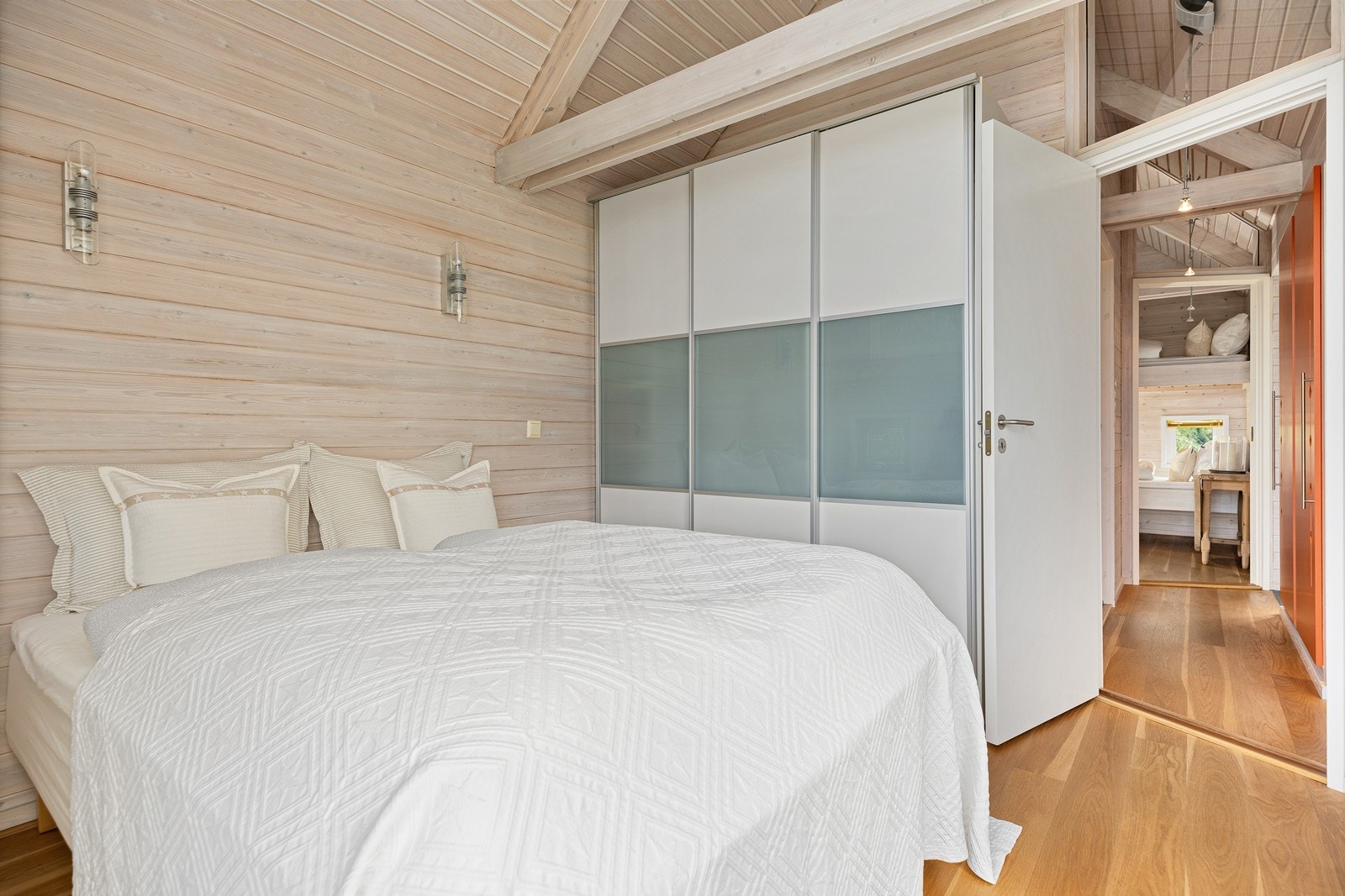 Innredet med garderobe med god lagringsplass Galleribilde