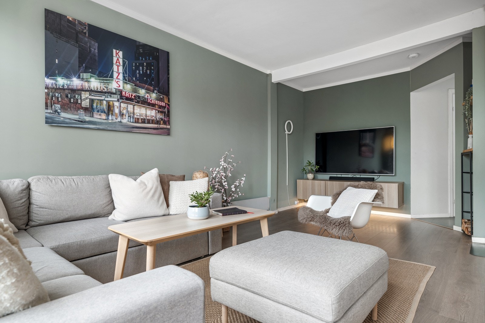 Rommet fremstår moderne, med tidsriktige detaljer og en god utforming. Galleribilde