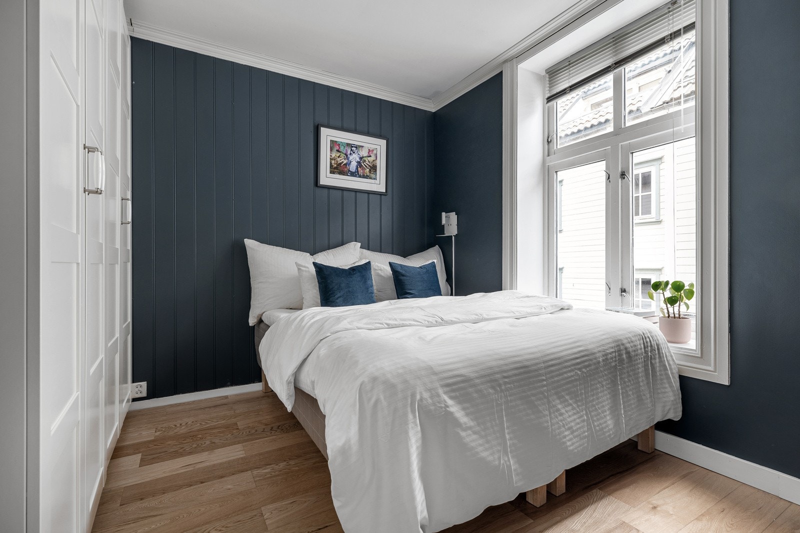 Soverommet er på ca. 8 kvm er malt i en tidløs fargetone. Galleribilde