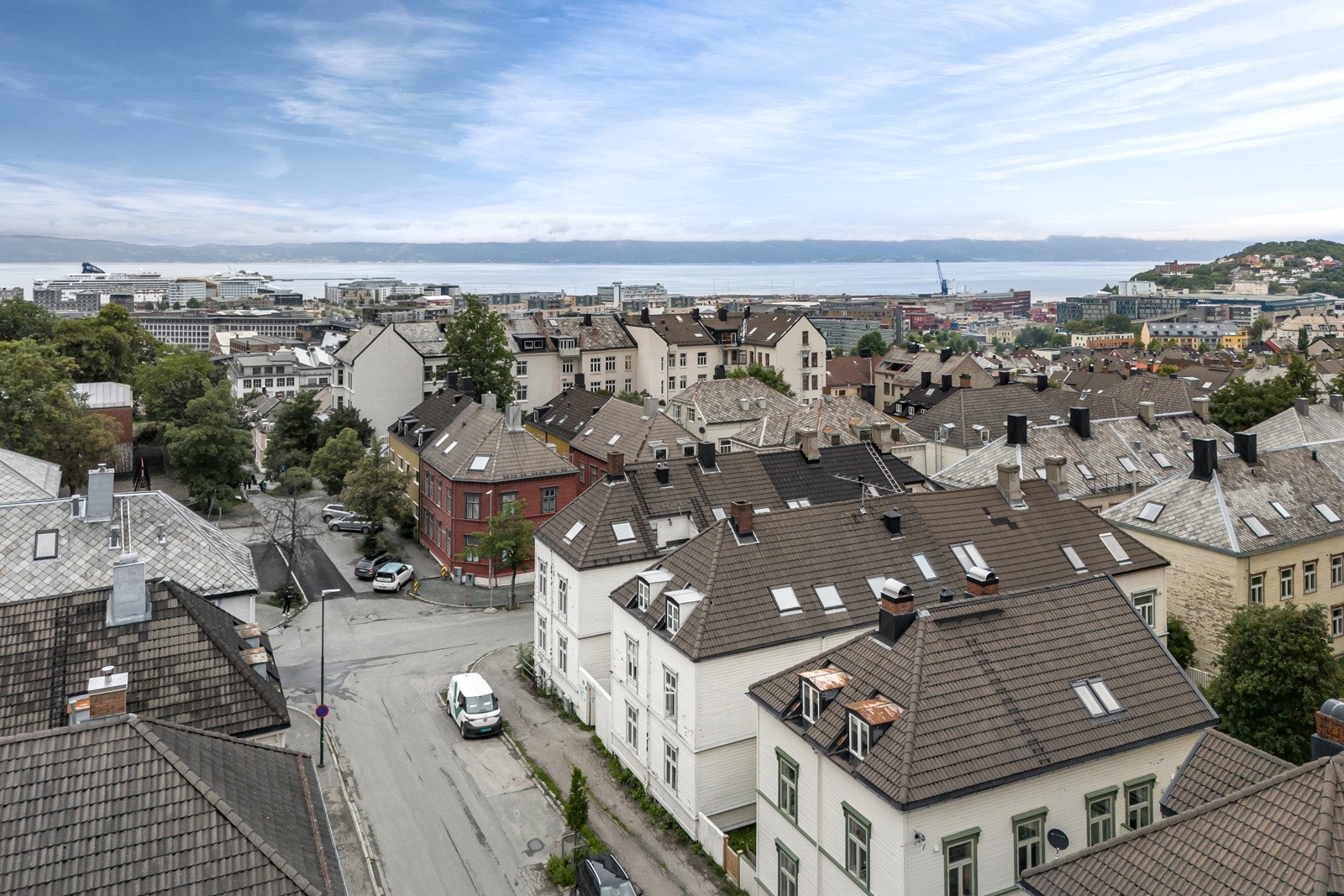 Eiendommen har en god beliggenhet med gangavstand til hjertet av byen, spesielt med tanke på de som ikke har egen bil. Galleribilde