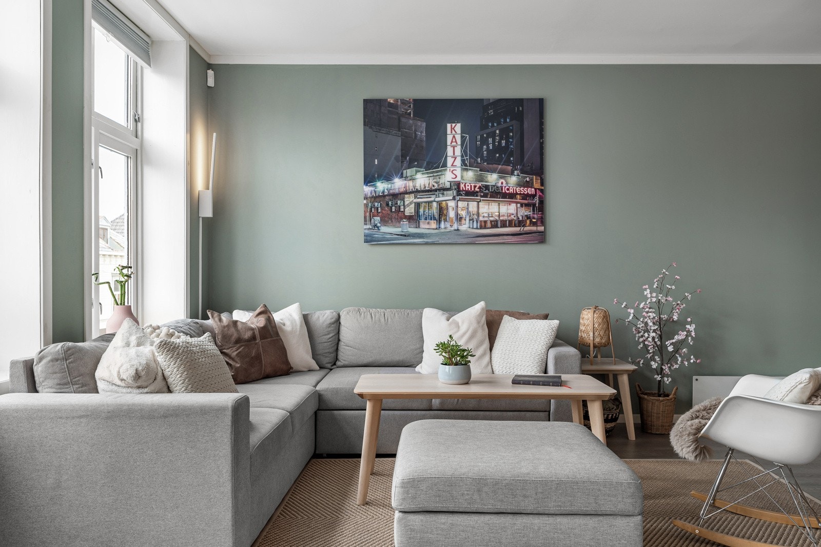 Oppholdsrommet har plass til både sofagruppe, mediamøblement og spisebord. Galleribilde