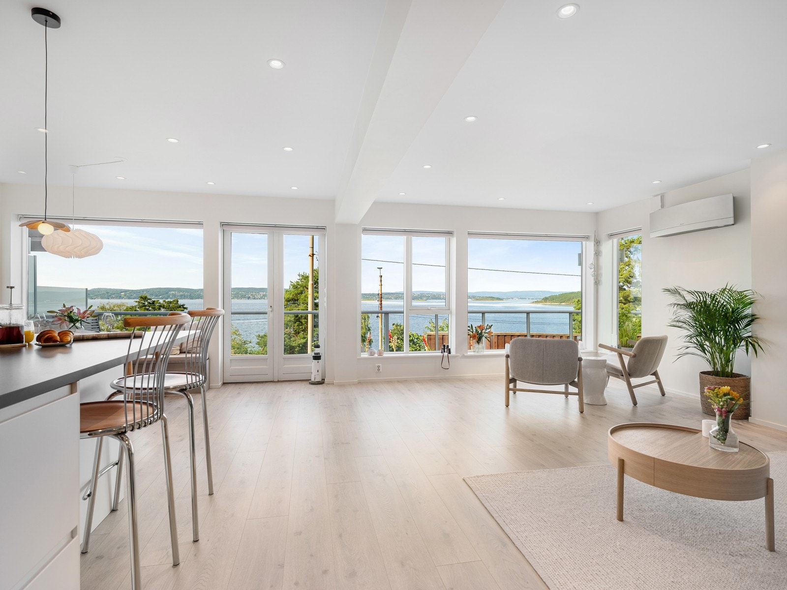 Kaja Fossberg i DNB Eiendom har gleden av å presentere Ljabruveien 13. En flott 3-roms med panoramautsikt over fjorden og fantastiske solforhold. Galleribilde