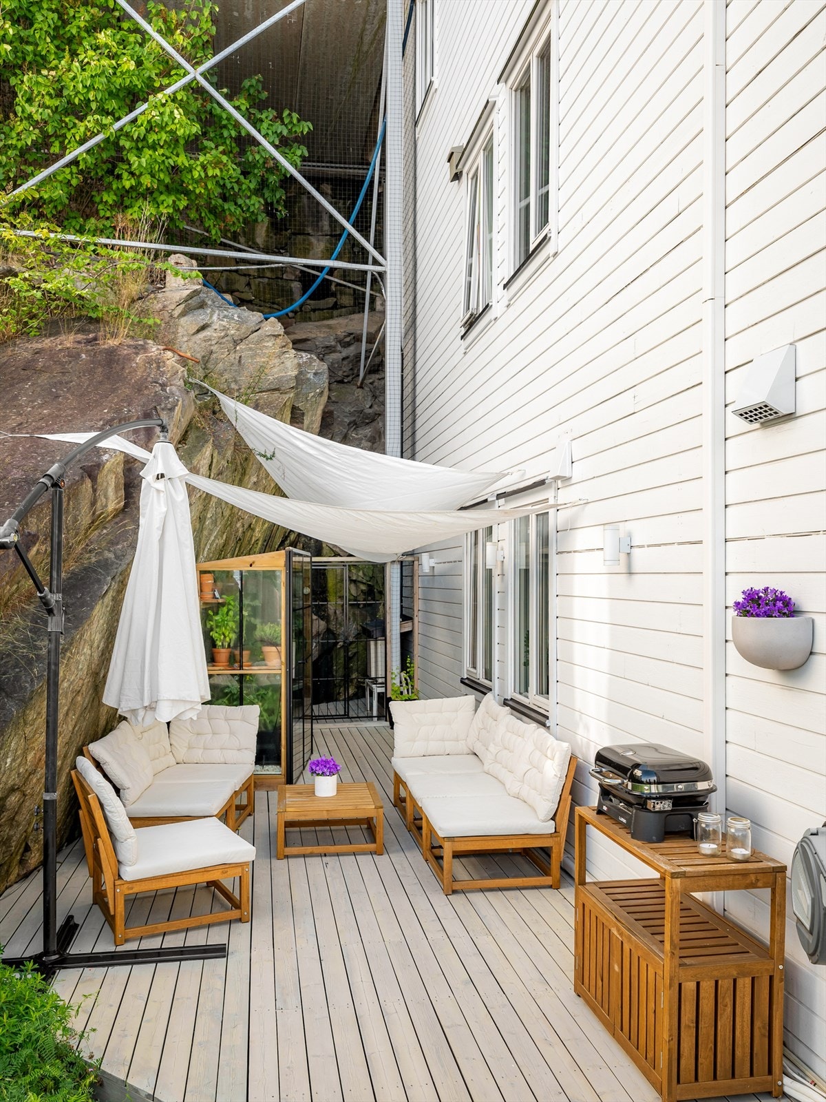 Unikt uteområde med god plass til en loungegruppe, bak blokken er det plass til å oppbevare ekstra hageutstyr Galleribilde