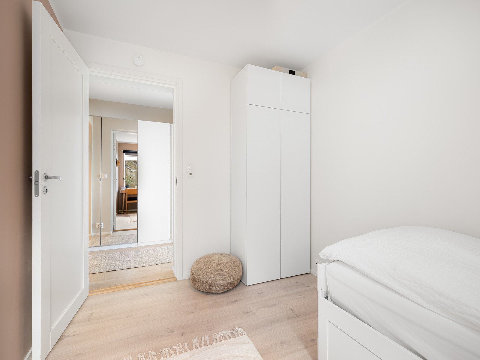 Innredet med garderobe Galleribilde