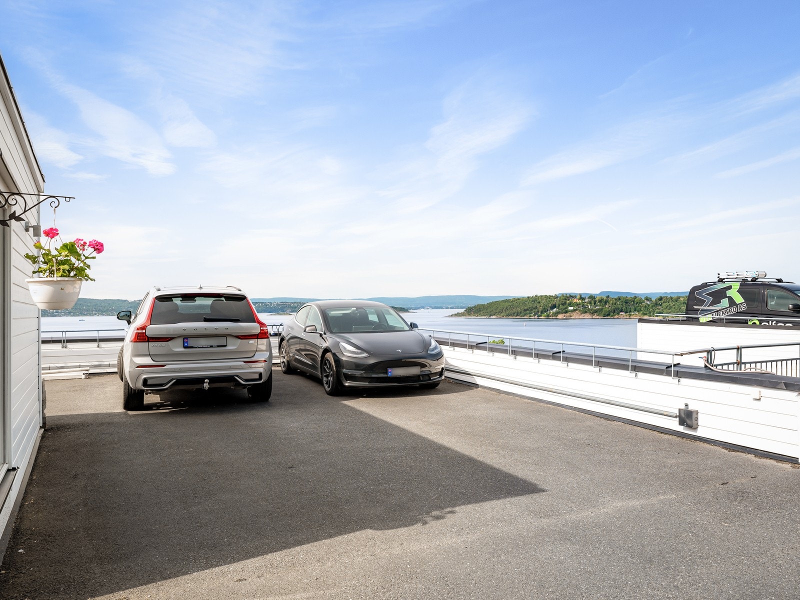 Andelen har eksklusiv bruksrett til bod på ca. 5 m² i -2. etasje og biloppstillingsplass med el-billader på felles parkeringsområde på taket av bygningen Galleribilde