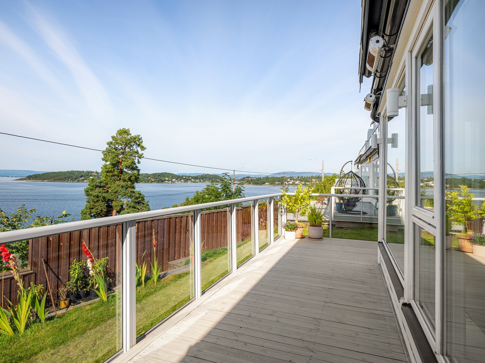 Fra stuen har du utgang til en herlig vestvendt markterrasse på ca. 46m² med full utsikt over Bunnefjorden og Oslofjorden Galleribilde