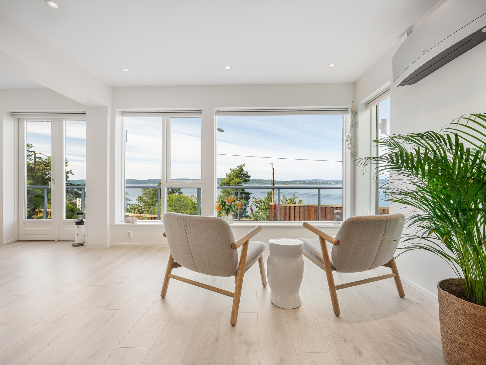 Passer fint å plassere to stoler ved vinduene, perfekt for å nyte den vakre utsikten og solnedgangen over fjorden Galleribilde